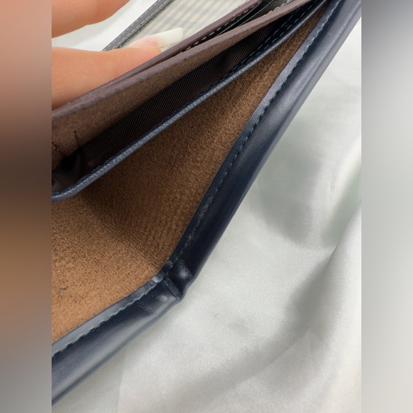 Elegant Black and Tan Men's Wallet - Picture 6 of 11